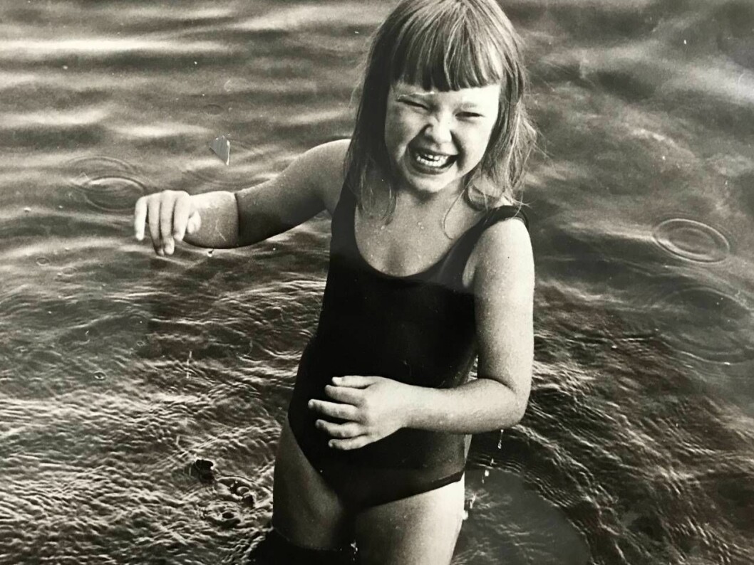 Pernilla som liten, badandes.