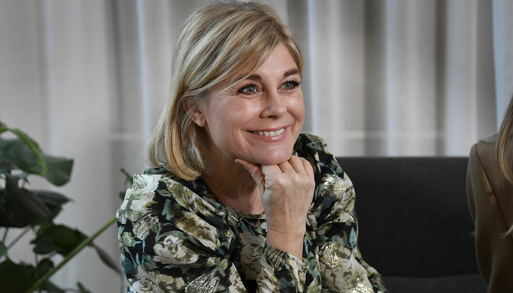 Pernilla Wahlgren säger att hon och dottern har en starkare relation, delvis tack vare Wahlgrens värld. Foto: Björn Lindahl/Aftonbladet/TT Pernilla Wahlgren ler mot kameran och berättar om nya säsongen av Wahlgrens värld.
