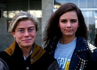 Pernilla Wahlgren tillsammans med Lena Philipsson som skrivit hennes låt <i>Tvillingsjäl</i>. Foto: Roger Tillberg/TT Pernilla Wahlgren och Lena Philipsson inför Melodifestivalen 1991.