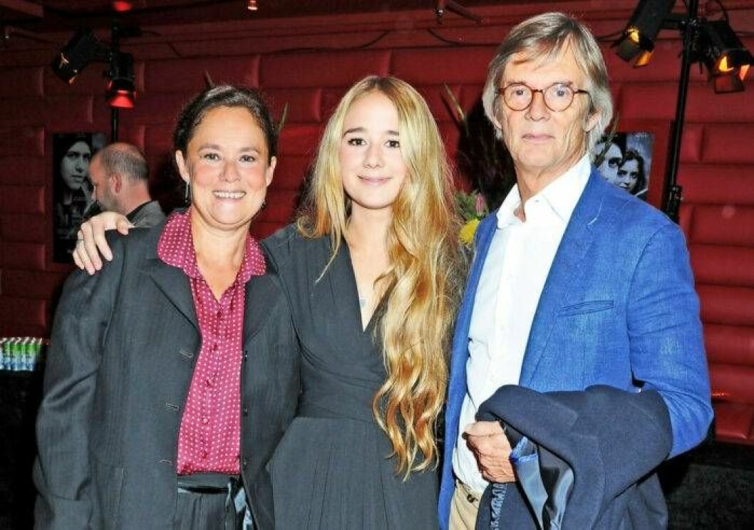 Pernilla, Alba och Billie August på filmpremiär. Foto: Fredrik Hessman/TT Pernilla August med dottern Alba August och exmaken Billie August