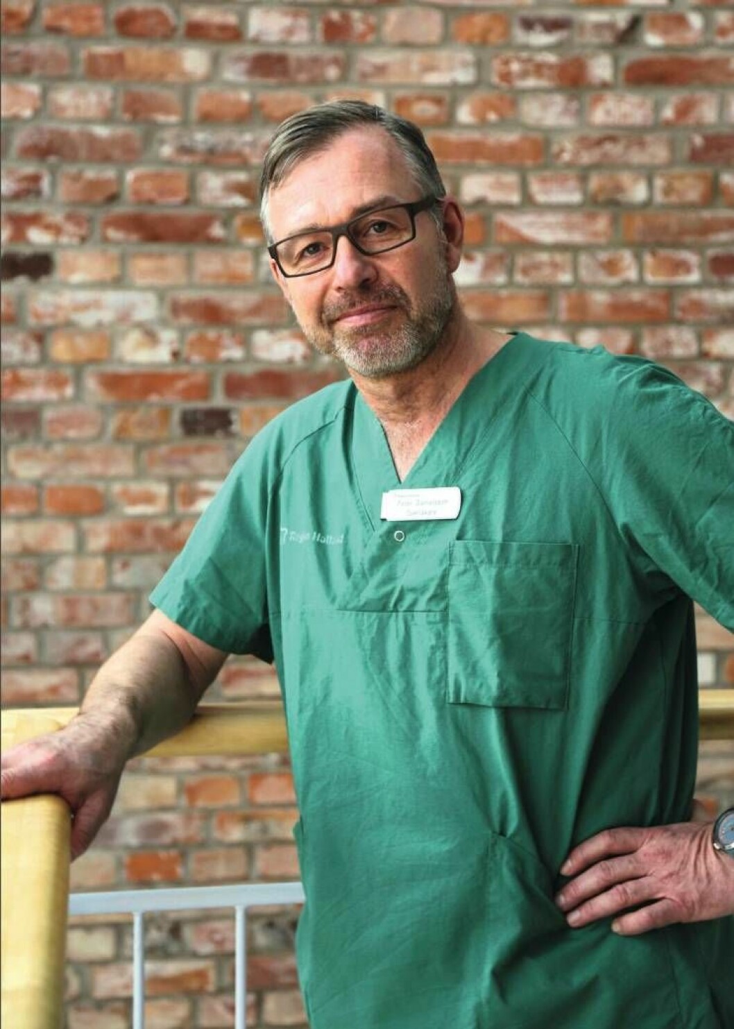 Kärlkirurgspecialist Peter Danielsson träffar både män och kvinnor som vill bli kvitt de blå komplexen. Peter Danielsson