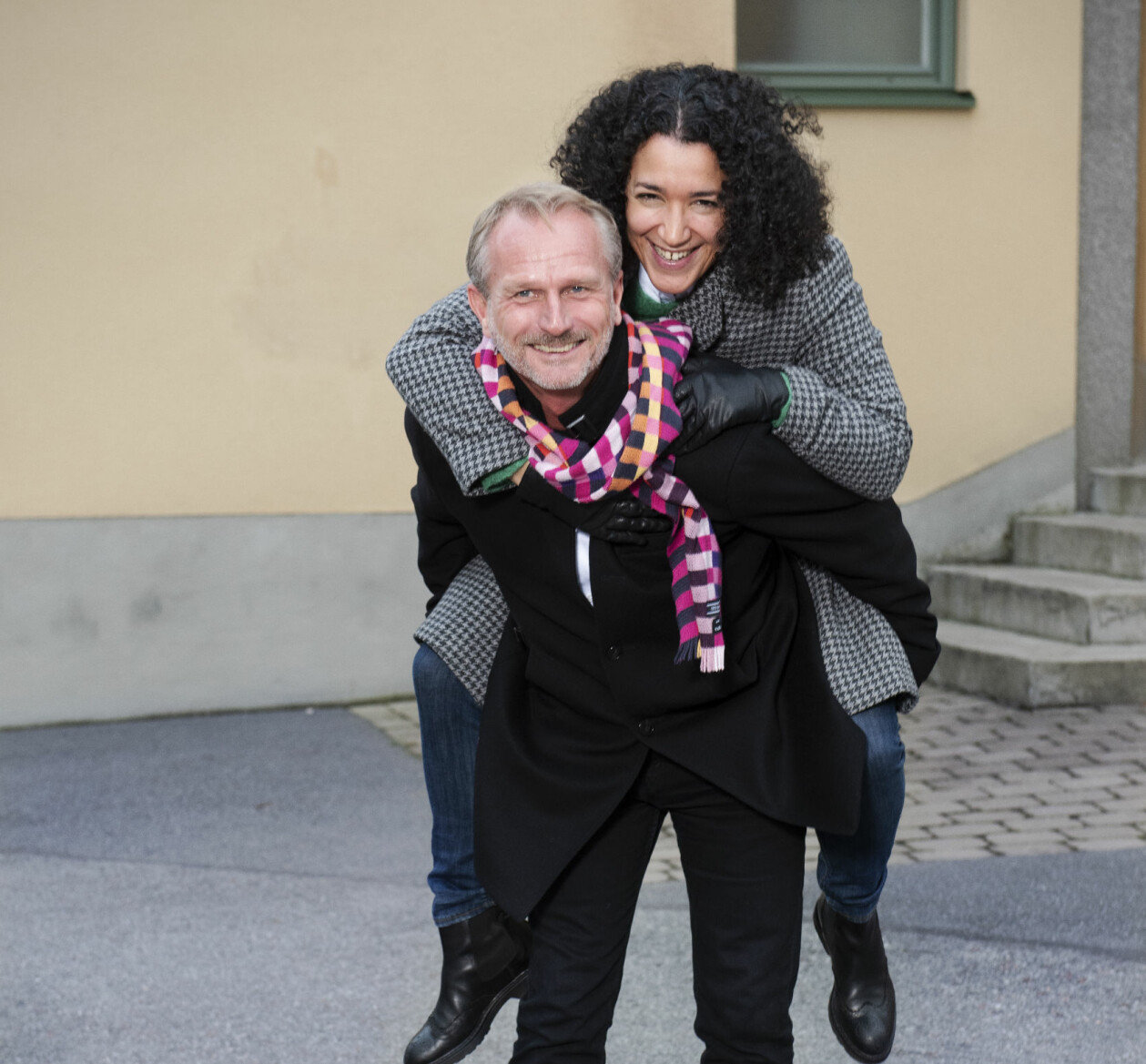 Det Jasmina uppskattar med Peter som är äldre är att han är trygg i sig själv. Peter Helander bär sin fru Jasmina på ryggen, de båda skrattar.