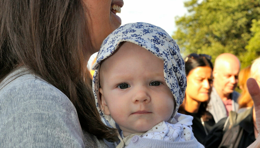Petra Mede håller sin dotter Adeline i famnen.