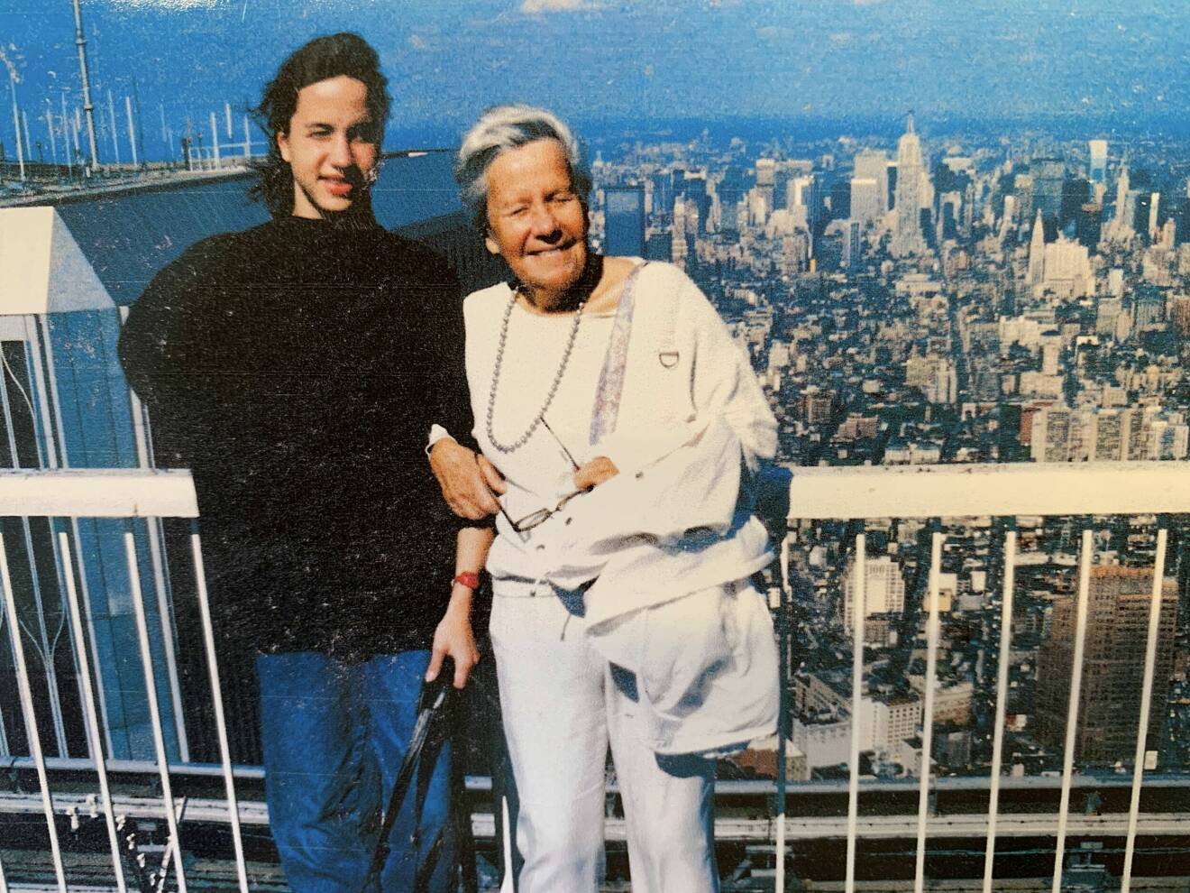 Petra Mede står med sin farmor på en hög byggnad i New York.