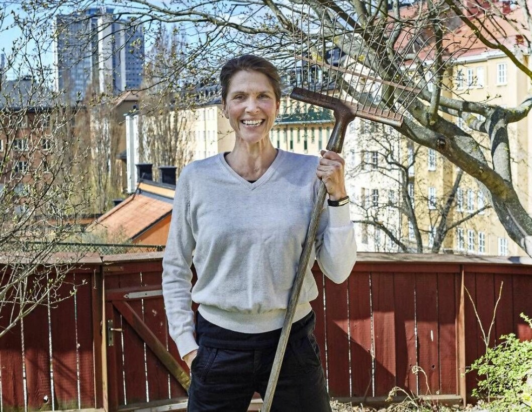 Petra älskar att jobba i stall. Foto: Thomas Hjertén Petra i trädgården med en räfsa.