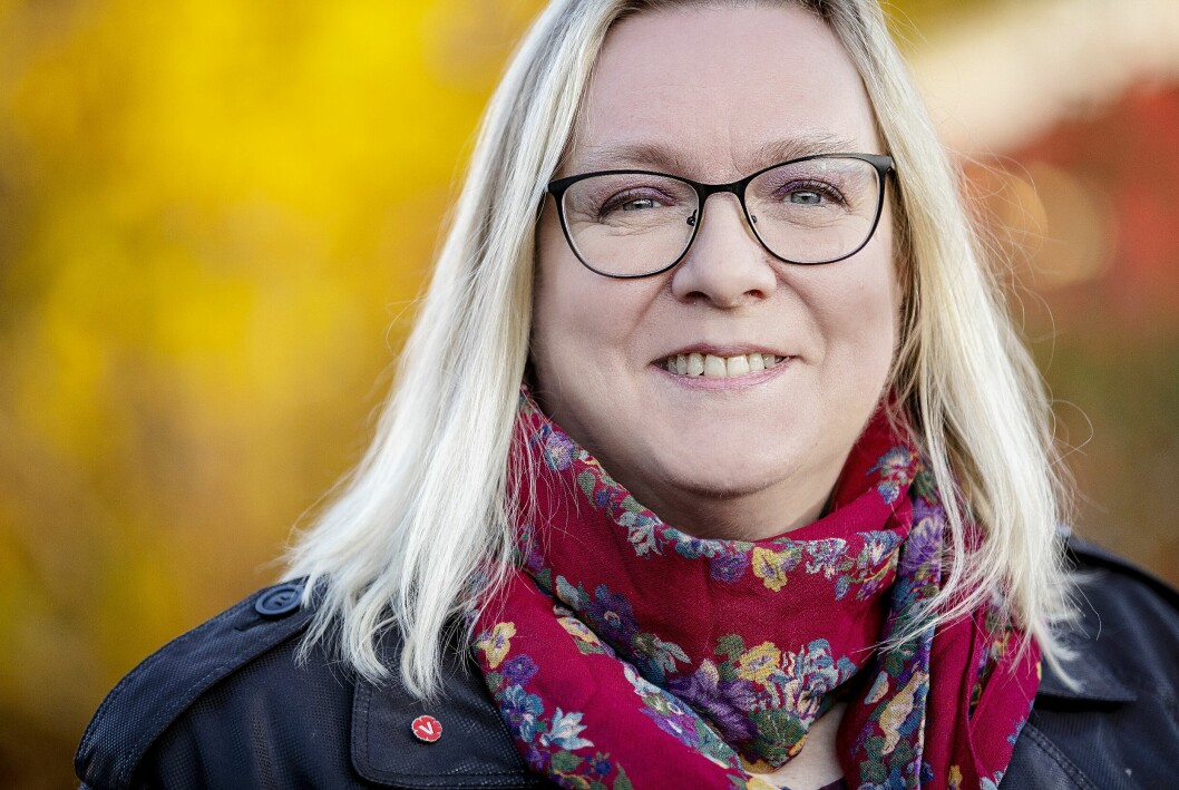Petra utomhus, närbild där hon ser glad ut.