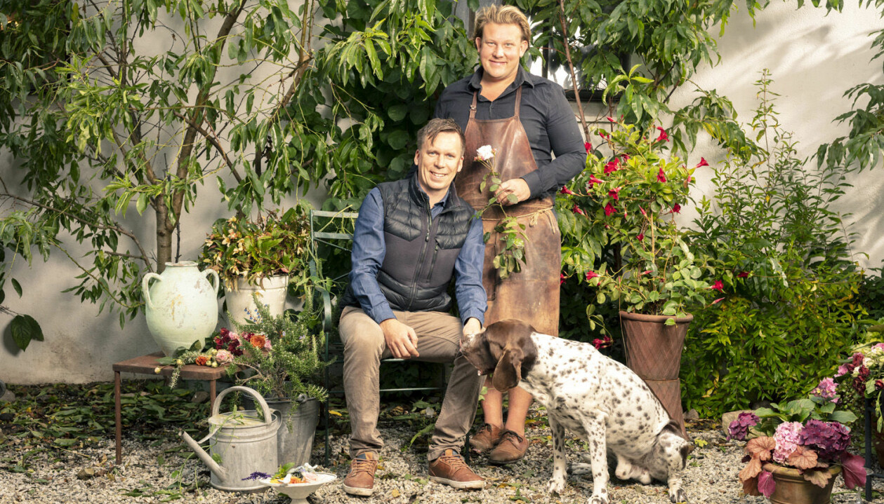 Karl Fredrik Gustafsson tillsammans med sambon Petter Kjellén och hunden Hamlet. Foto: Jakob Dahlström/TV4 Petter Kjellén, Karl Fredrik Gustafsson och hunden Hamlet på gården Eklaholm på Österlen.