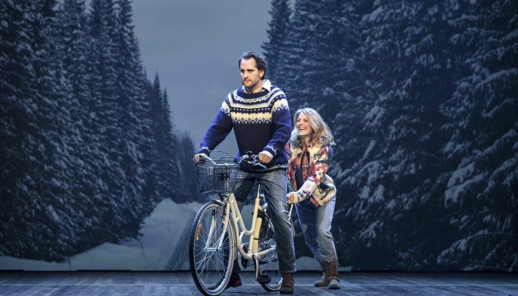 Daniel, gestaltad av Philip, får lära sig cykla av bybon Lena, som görs av Tuva i musikalen Så som i himmelen. Foto: Mays Becker Philip cyklar och Tuva står i begrepp att åka på pakethållaren i musikalen.