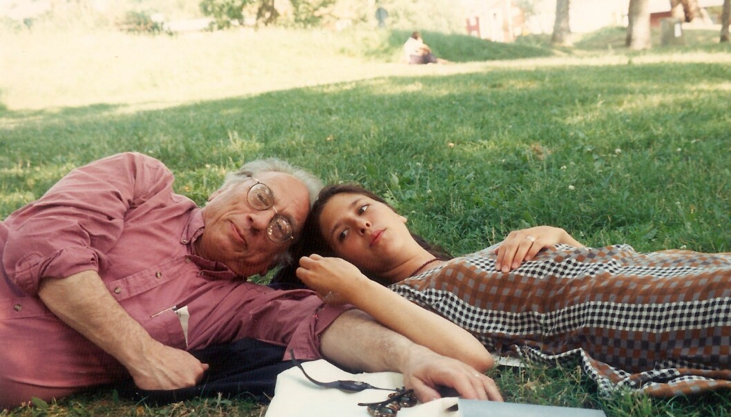 Izzy Young och hans dotter Philomène Grandin ligger i gräset i en park