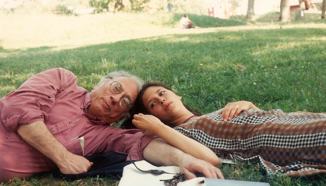 Om det var något Izzy Young gav sin dotter så var det tid och engagemang. Izzy Young och hans dotter Philomène Grandin ligger i gräset i en park