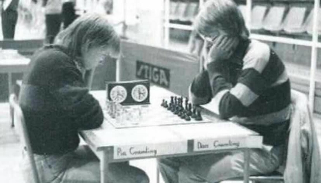 I schack-SM i Ystad 1981 spelade Pia mot sin bror Dan Cramling, som till slut vann hela mästerskapet. Pia Cramling spelar ett parti schack mot sin bror Dan Cramling i schack-SM i Ystad 1981.