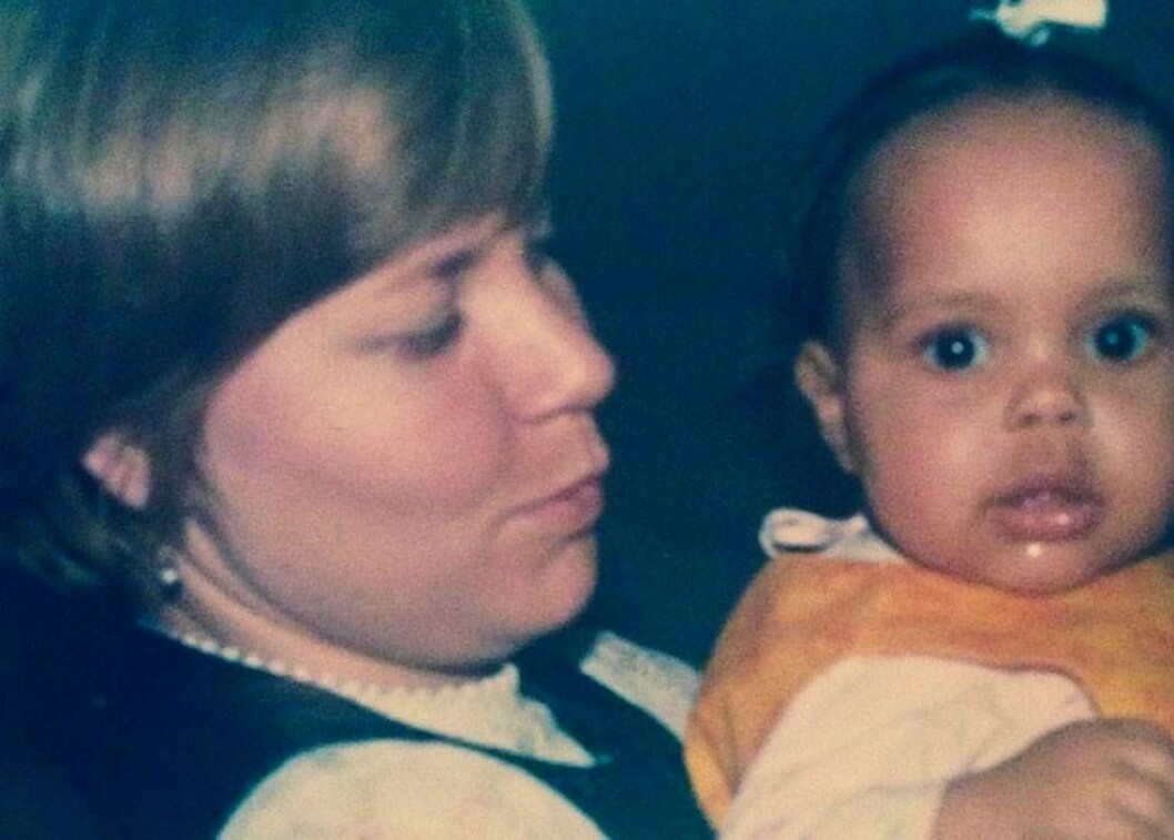 En bild på Pia som barn, ihop med sin mamma.