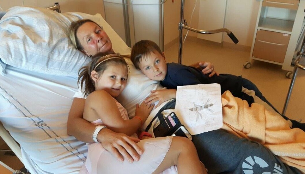 Pia Jensen ligger i en sjukhussäng tillsammans med sina barn Julia och Jack.