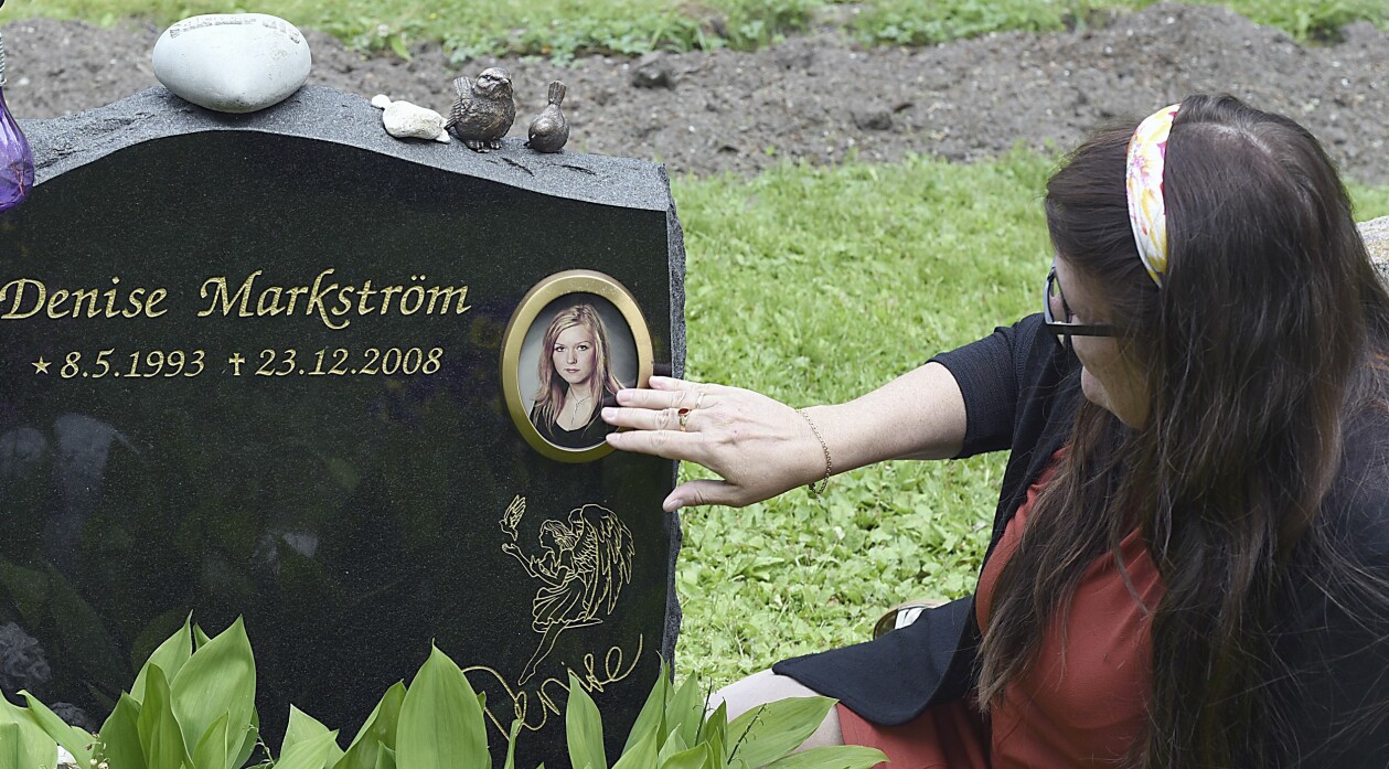 Det var viktigt för Pia att dotterns gravsten skulle vara den allra finaste hon kunde hitta. Pia Lovholt vid sin dotter Denise Markströms gravsten.