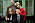 Pia tillsammans med skådespelarna, en man och två barn, från julkalendern "LasseMajas detektivbyrå". De står framför ett grönt hus med gröna fönsterkarmar. Pia har en röd skjorta på sig.