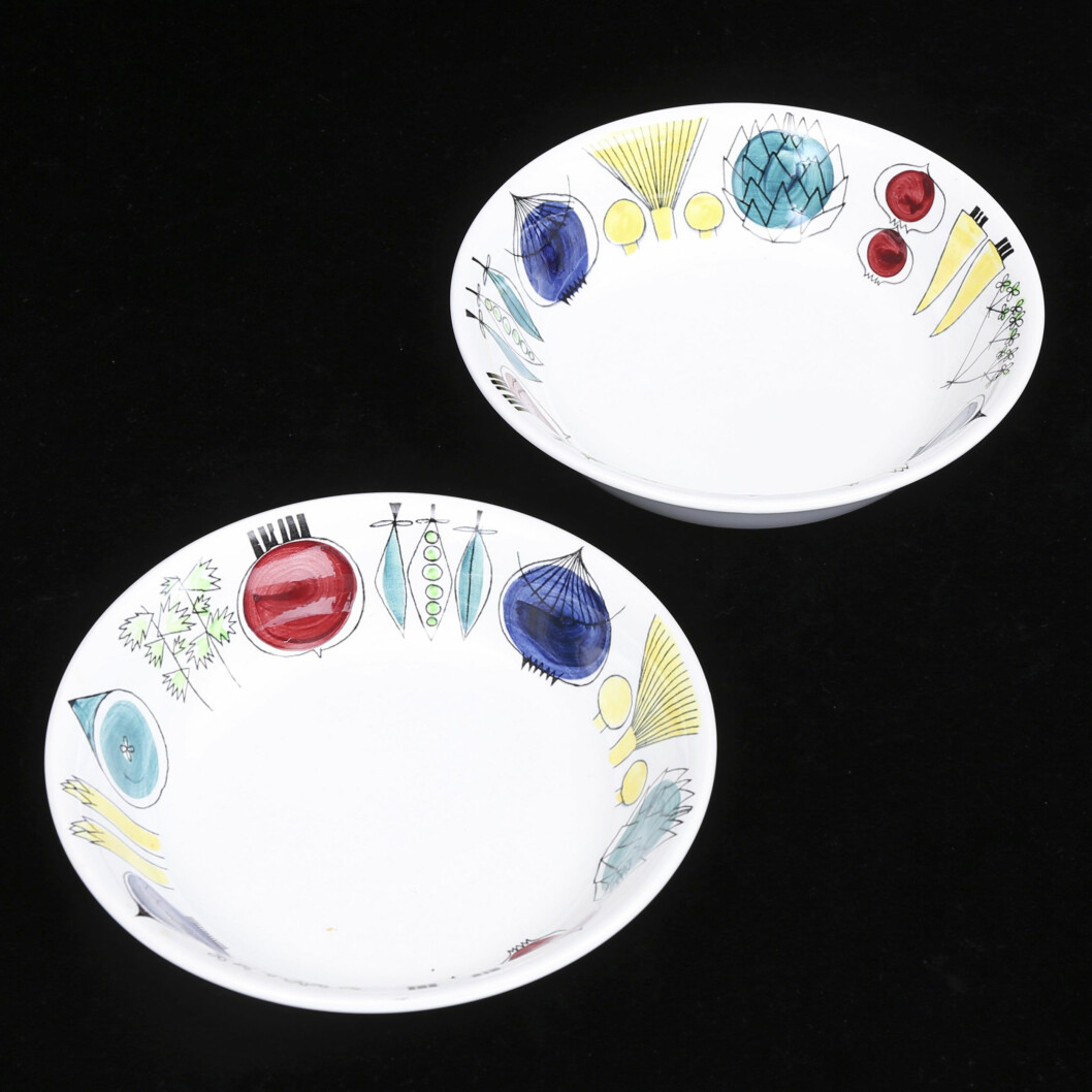 Kändis till bordet. De här två Picknick-skålarna, med en diameter på 20 cm, värderade Växjö Auktionskammare till 800 kronor. Två tallrikar med Marianne Westmans färgglada dekor Picknick mot svart bakgrund.