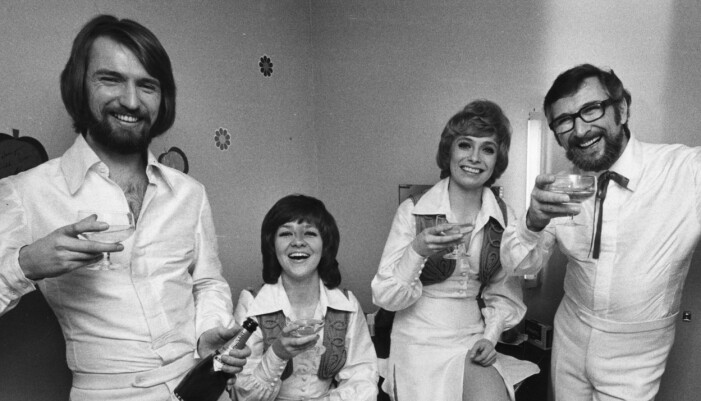 Pierre Isacsson, Agneta Munther, Marie Bergman och Berndt Öst firar vinsten i Melodifestivalen i Malmö 1972. Family four firar vinsten i Melodifestivalen