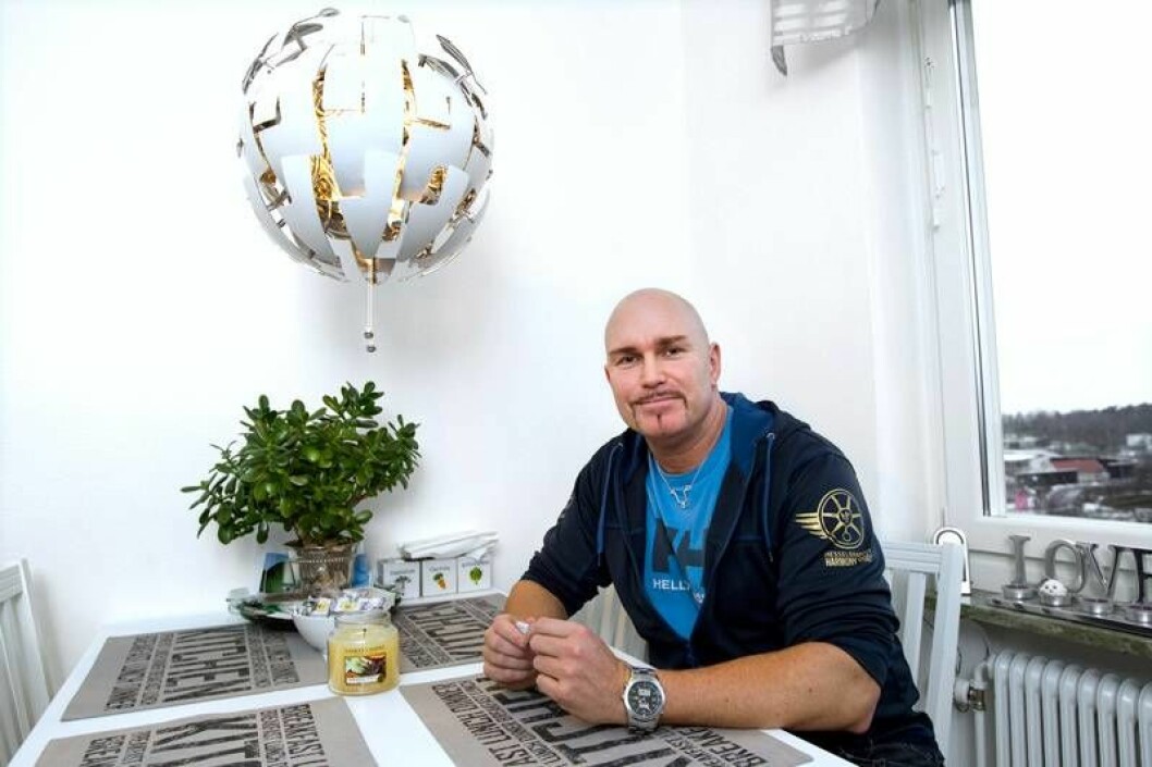 Pierre Hesselbrandt vid köksbordet.