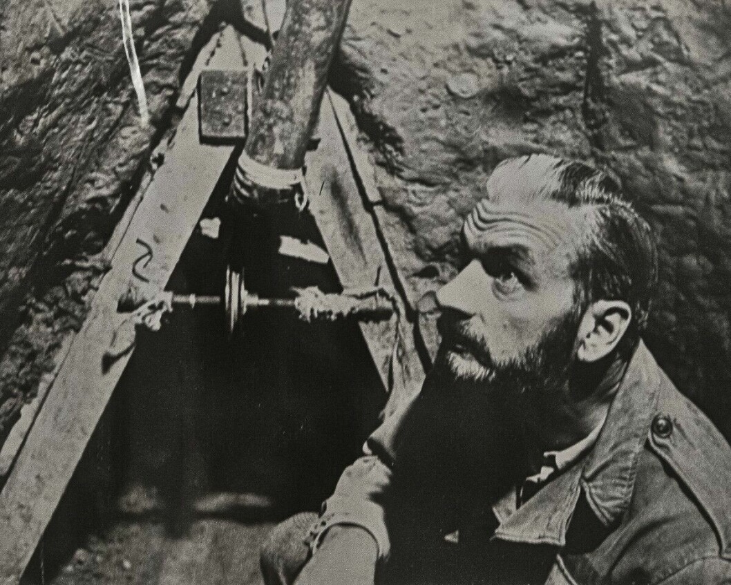 Piers framför tunnelmynningen. När han kom hem sent på kvällarna var han helt lerig, men berättade inte för Birgitta vad han sysslat med förrän tunneln var klar. Piers Anderton framför tunnelmynningen.