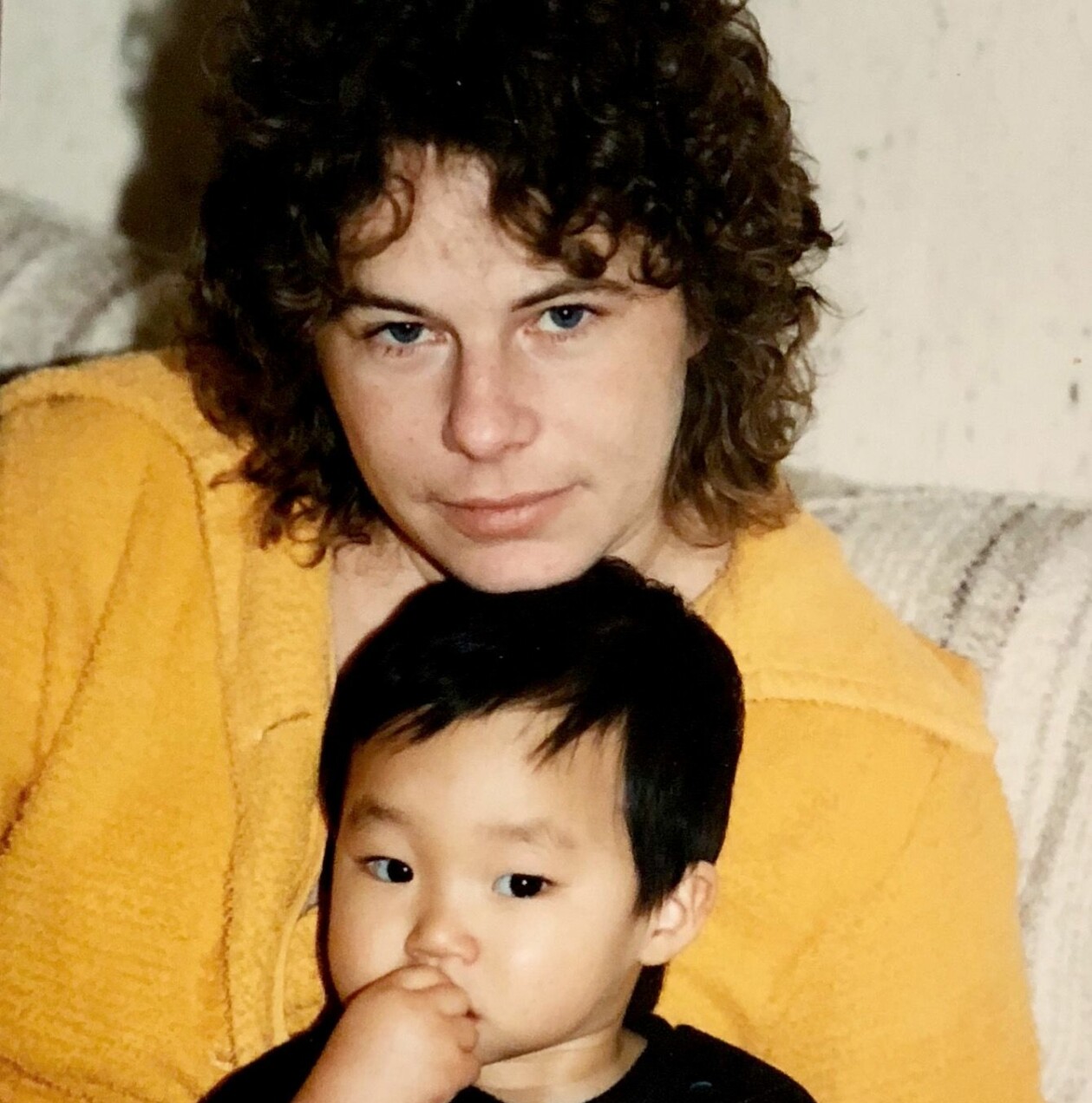 Journalisten och författaren Patrik Lundberg som barn tillsammans med sin mamma Birgitta Lundberg.