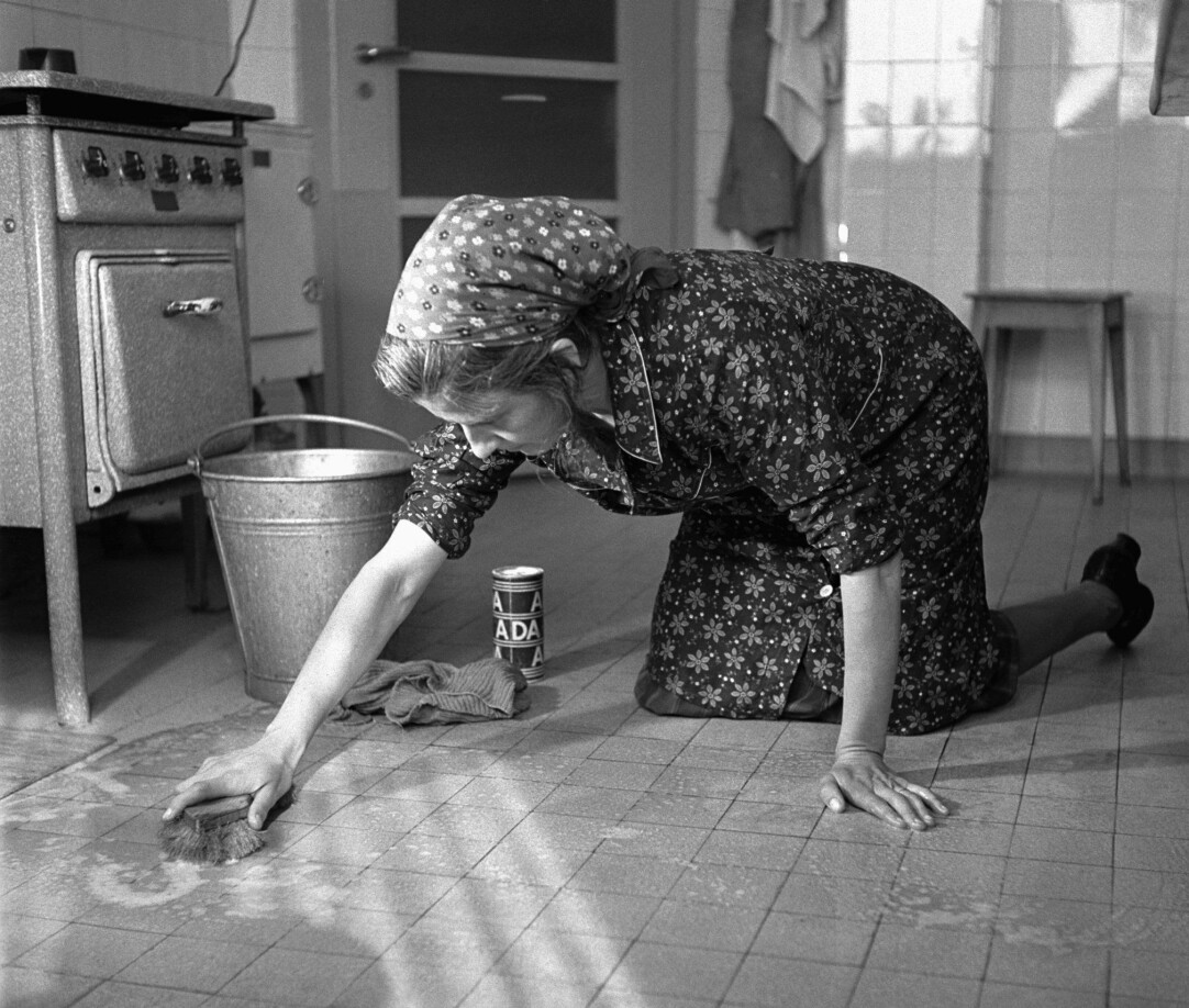 Allt det arbete kvinnorna utfört hemma kunde inte mätas i pengar och plötsligt kom en nedvärderande syn på den ”onödiga” hemmafrun. Plötsligt blev hemmafrun onödig.