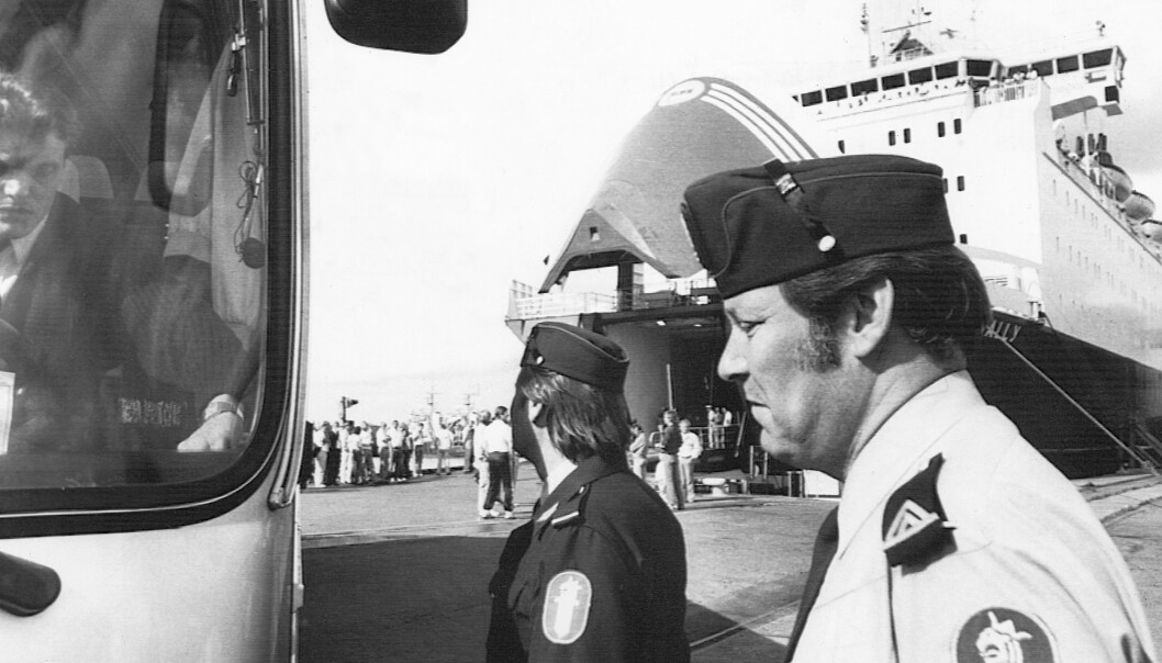 Hamnen i Åbo när Viking Sally anlöpt. Alla som klev av skulle registreras. Polis tar emot i hamnen efter mordet på Viking Sally 1987.