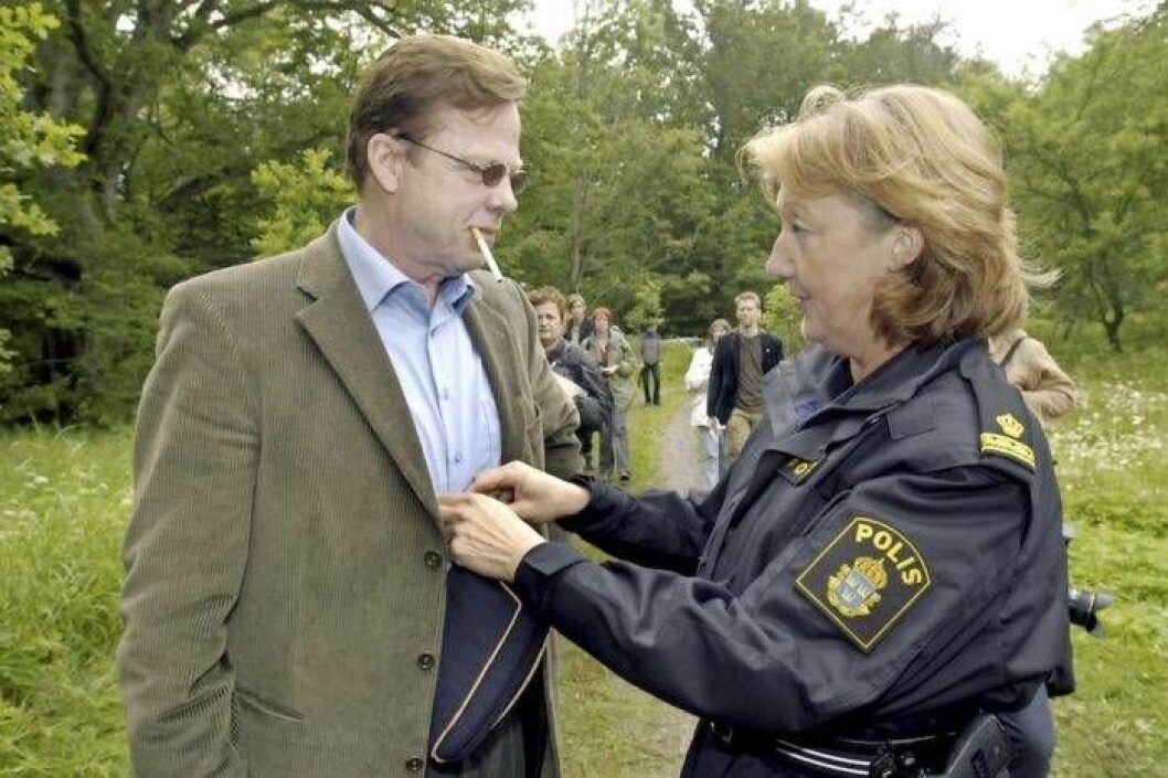 Under inspelningarna av <em>Wallander</em> var Ewa-Gun rådgivare åt filmteamet. Här hjälper hon Krister Henriksson, som spelar Kurt Wallander, att se proper ut. Foto: Stefan Lindblom/Hbg-bild
