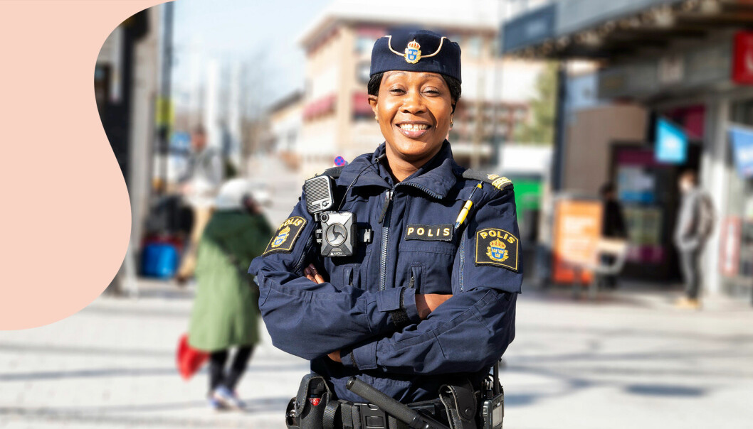 Polis på ett torg i Rinkeby.