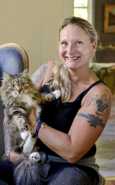 I dag lever Jenny efter mottot ”ta aldrig skit” och uppmanar alla kvinnor att göra detsamma. Foto: Joi Grinde Polisen Jenny Svenningsson gosar med sin katt och berättar om hus hon misshandlades av sin partner.