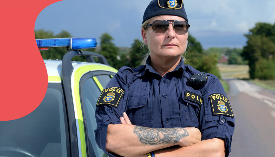Polisen Jenny Svenningsson står framför sin polisbil och berättar hur hon misshandlades av sin partner.