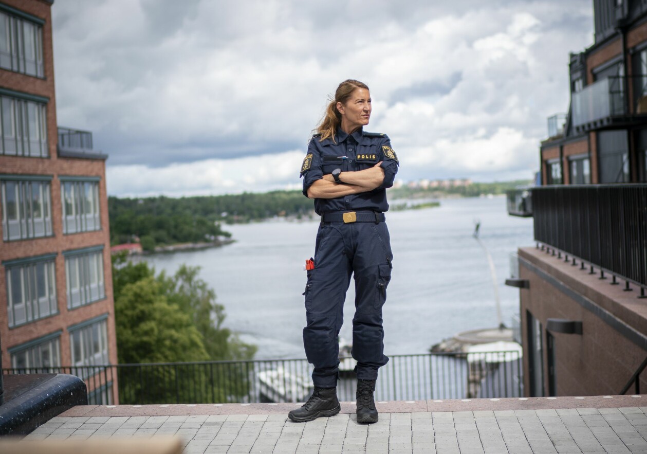 Efter att ha drömt om att bli polis ända sedan barnsben har Pia Salming nu äntligen fått sin uniform. Polisen Pia Salming står framför en vacker sjöutsikt i Nacka.