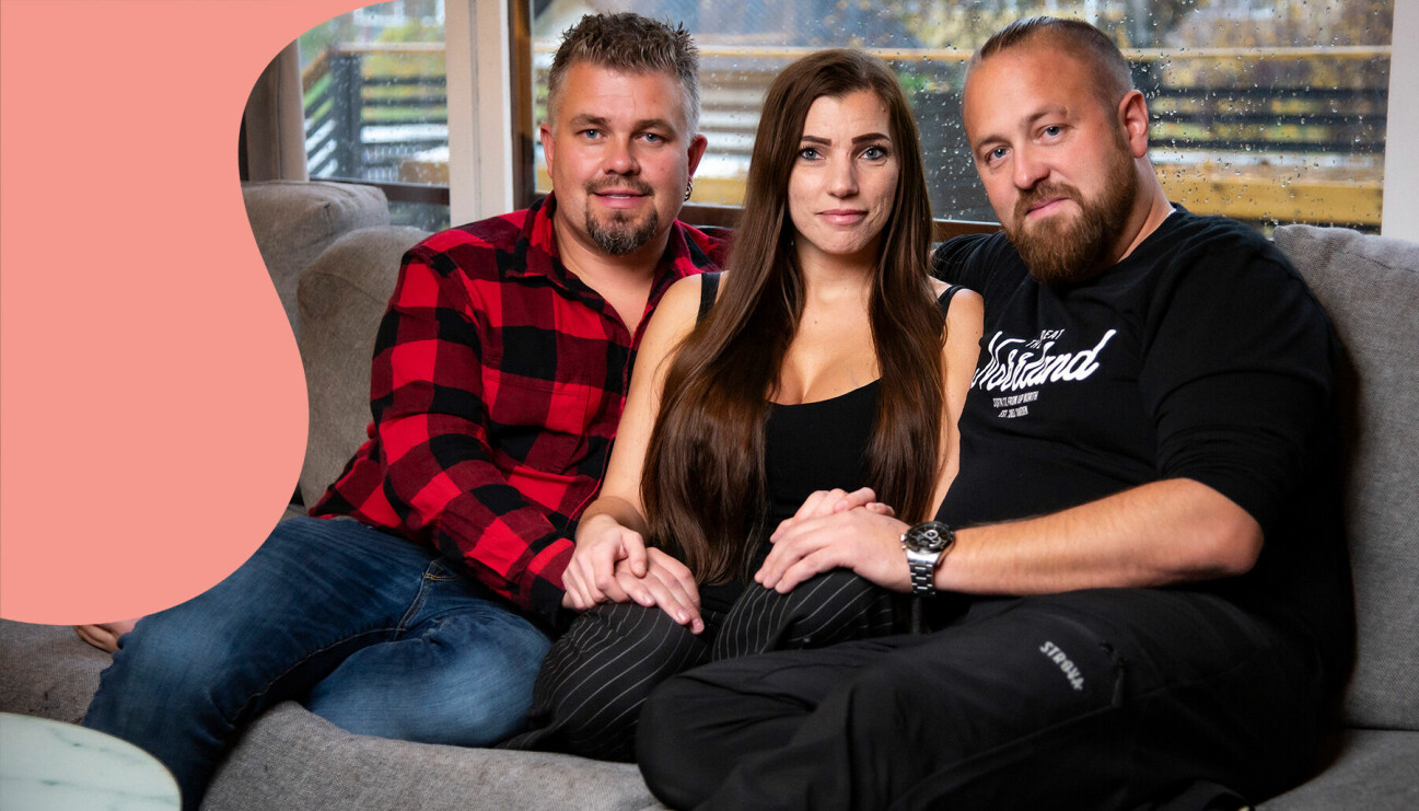Axelina Lundkvist sitter i soffan med Benny Lundvkist, svart t-shirt, och Erik Häggström på var sin sida.