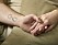 Paret håller varandras händer, på insidan av Patriks underarm finns en oändlighets- och kärlekssymbol tatuerad.