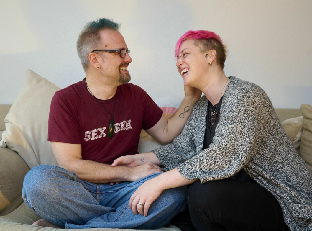 Öppenhet, transparens och förståelse är nyckelord är nyckelord för Patrik och Anna i deras relation. Patrik och Anna busar lite kärleksfullt hemma i soffan. De är sambor men träffar även andra partner.