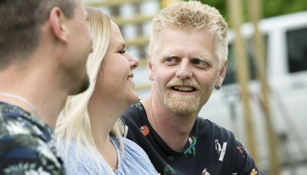 Erik Fridland tittar på sina partner Linda och Hampus.