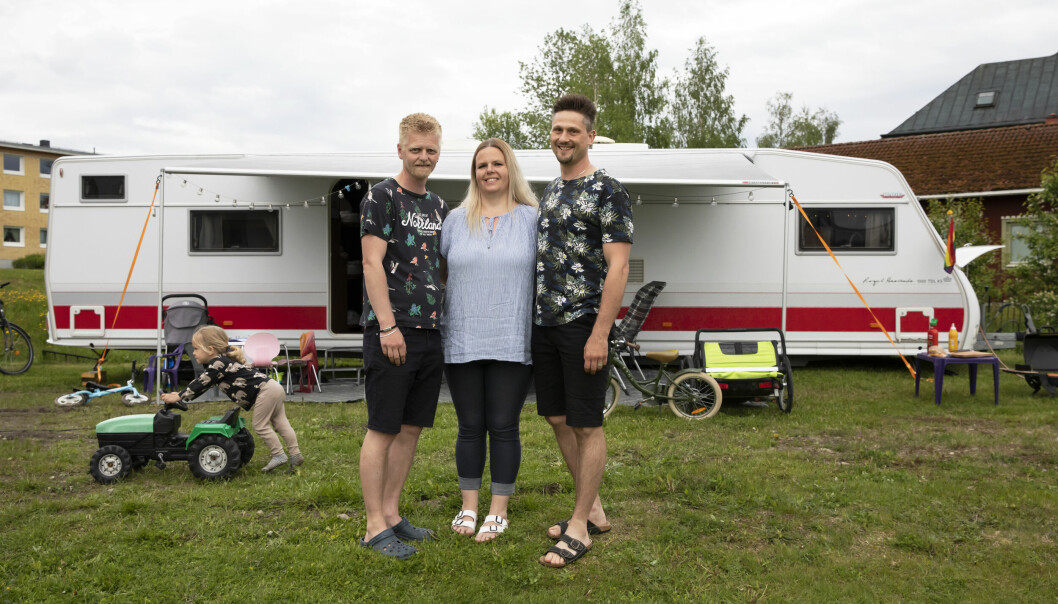 Trion planerar att ge sig ut med sin husvagn – och stanna borta i ett år om allt går enligt planerna. Erik Fridland, Linda Fridland och Hampus Engström står framför sin elva meter långa husvagn. I bakgrunden leker ett av deras barn med en leksaksbil.