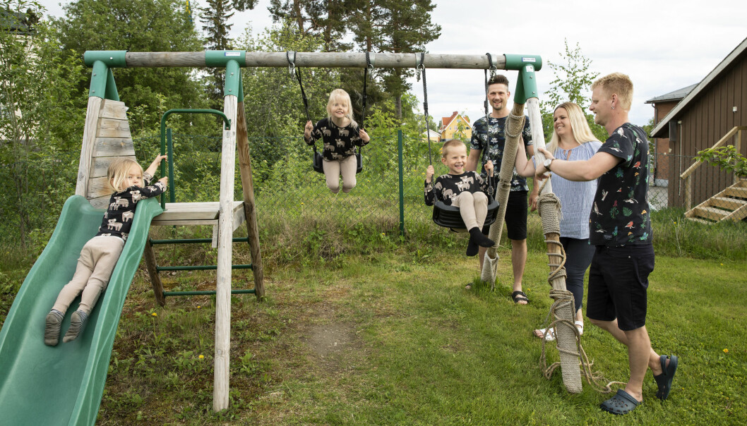 Hampus, Linda och Erik ser mest fördelar med att leva ihop alla tre, men de nämner också flera utmaningar som till stor del beror på att samhället bygger på normen om tvåsamhet. Hampus Engström, Linda Fridland och Erik Fridland står runt en gungställning där två av deras barn gungar och ett åker rutschkana.
