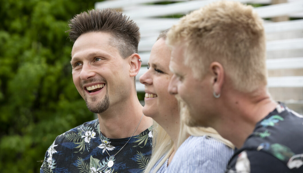 Hampus flyttade in hos Linda och Erik och tillsammans kastade de sig in i ett äventyr som ingen av dem någonsin har ångrat. Hampus Engström sitter tillsammans med sina partners Linda och Erik Fridland.