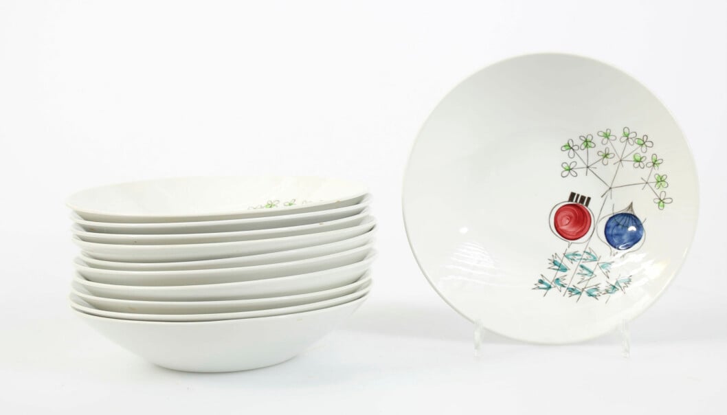 Serien <span class=" italic" data-lab-italic_desktop="italic">Pomona</span> som Marianne Westman formgav 1952 och 1956 innehöll allt från koppar och tallrikar till kastruller och uppläggningsfat. När elva djupa tallrikar, drygt 20cm i diameter, såldes hos Limhamns Auktionsbyrå uppskattade man värdet för dem till 2500 kronor. En stapel med tallrikar ur Marianne Westmans dekorserie Pomona.