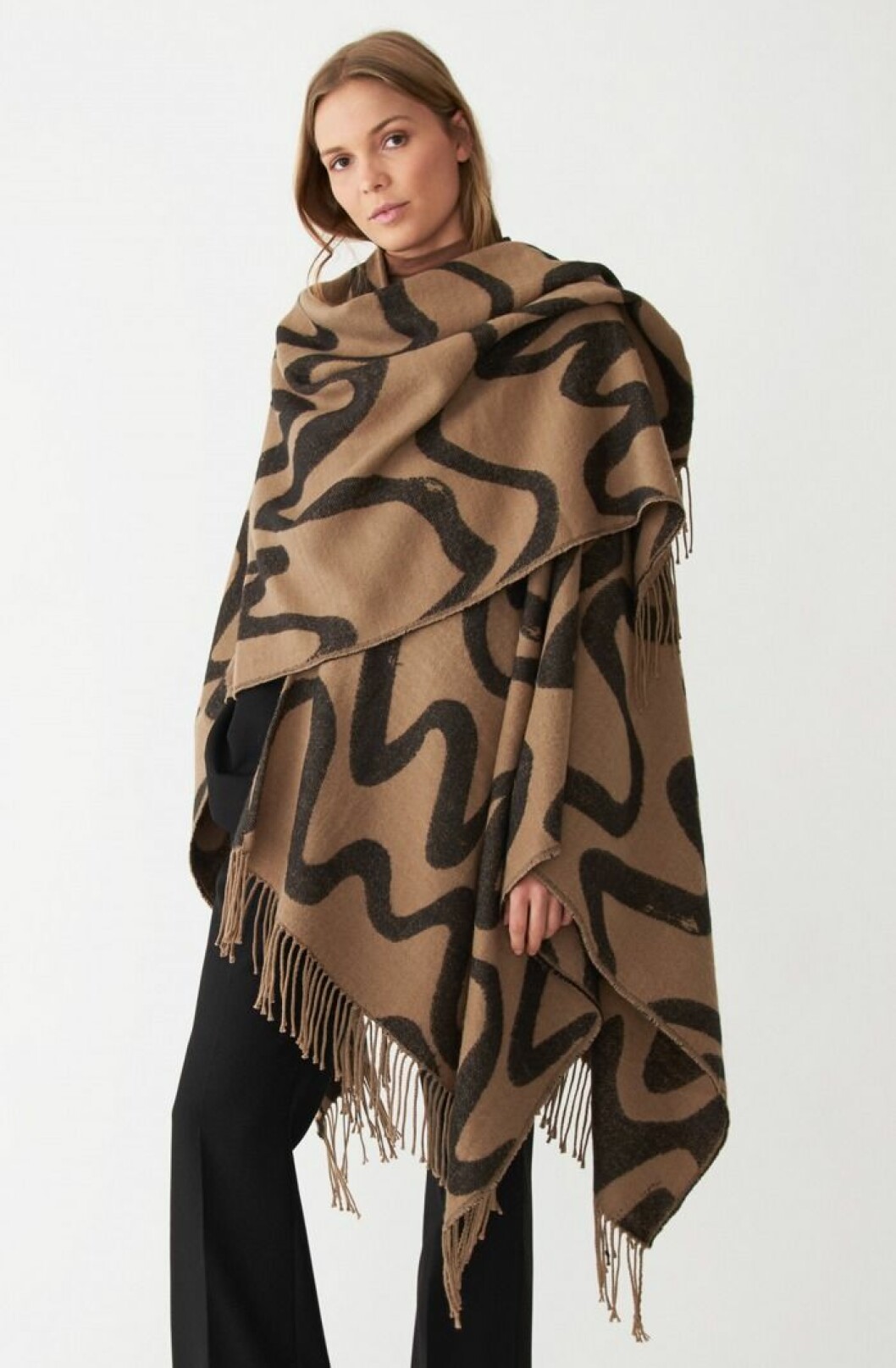 Mönstrad poncho med fransar från Carin Wester
