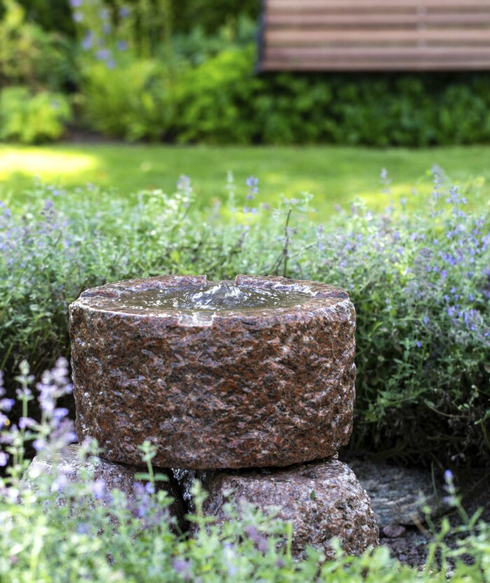 Besökarna kan sitta omgivna av blommor när de njuter av ljudet från springbrunnen bland kantnepetan. Besökarna kan sitta omgivna av blommor när de njuter av ljudet från springbrunnen bland kantnepetan.