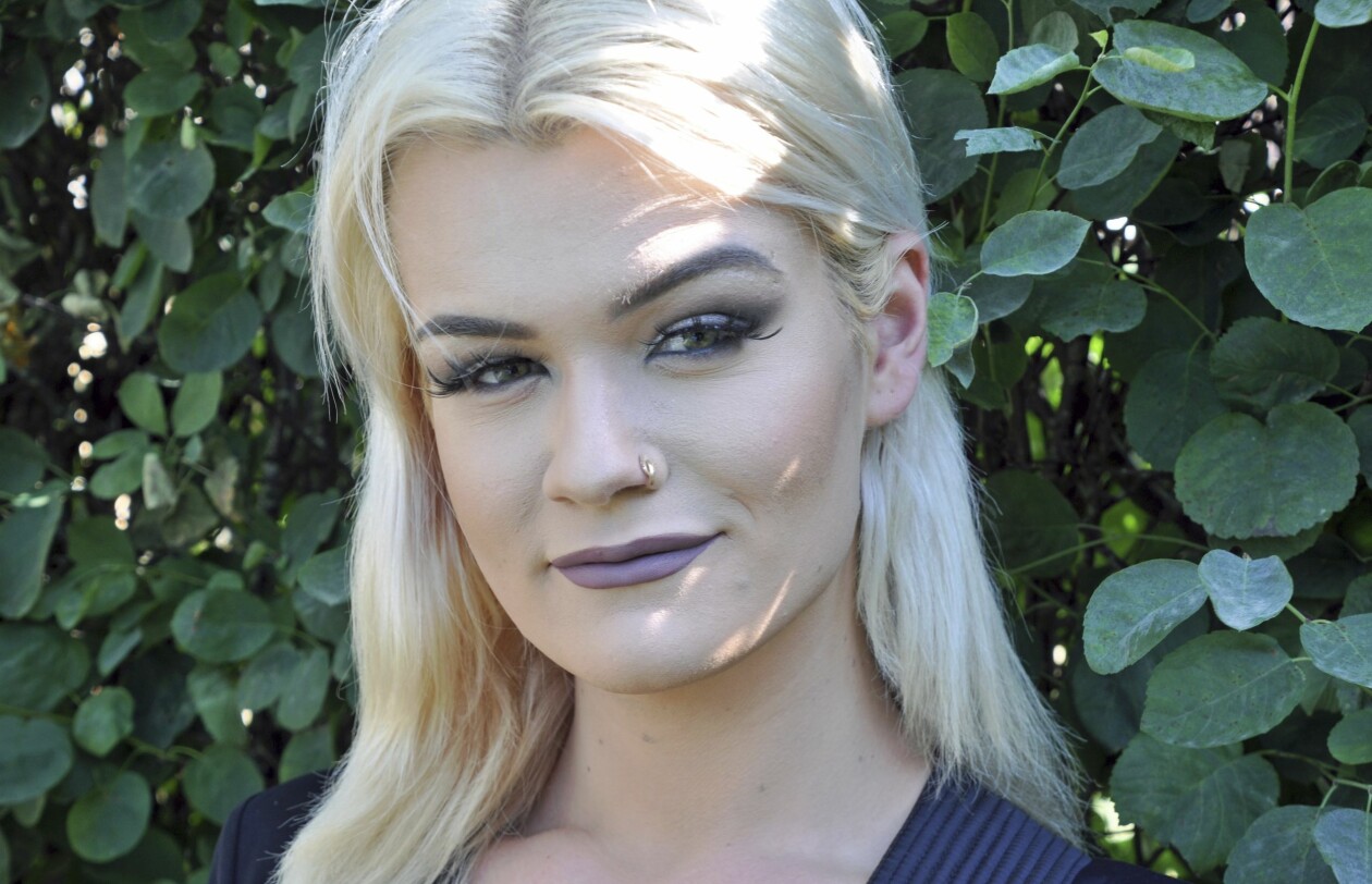 Adriana lever helt som kvinna idag och hon har inlett en könsbekräftelseprocess. Foto: Per-Ola Ohlsson Porträtt av Adriana som föddes som Adrian.