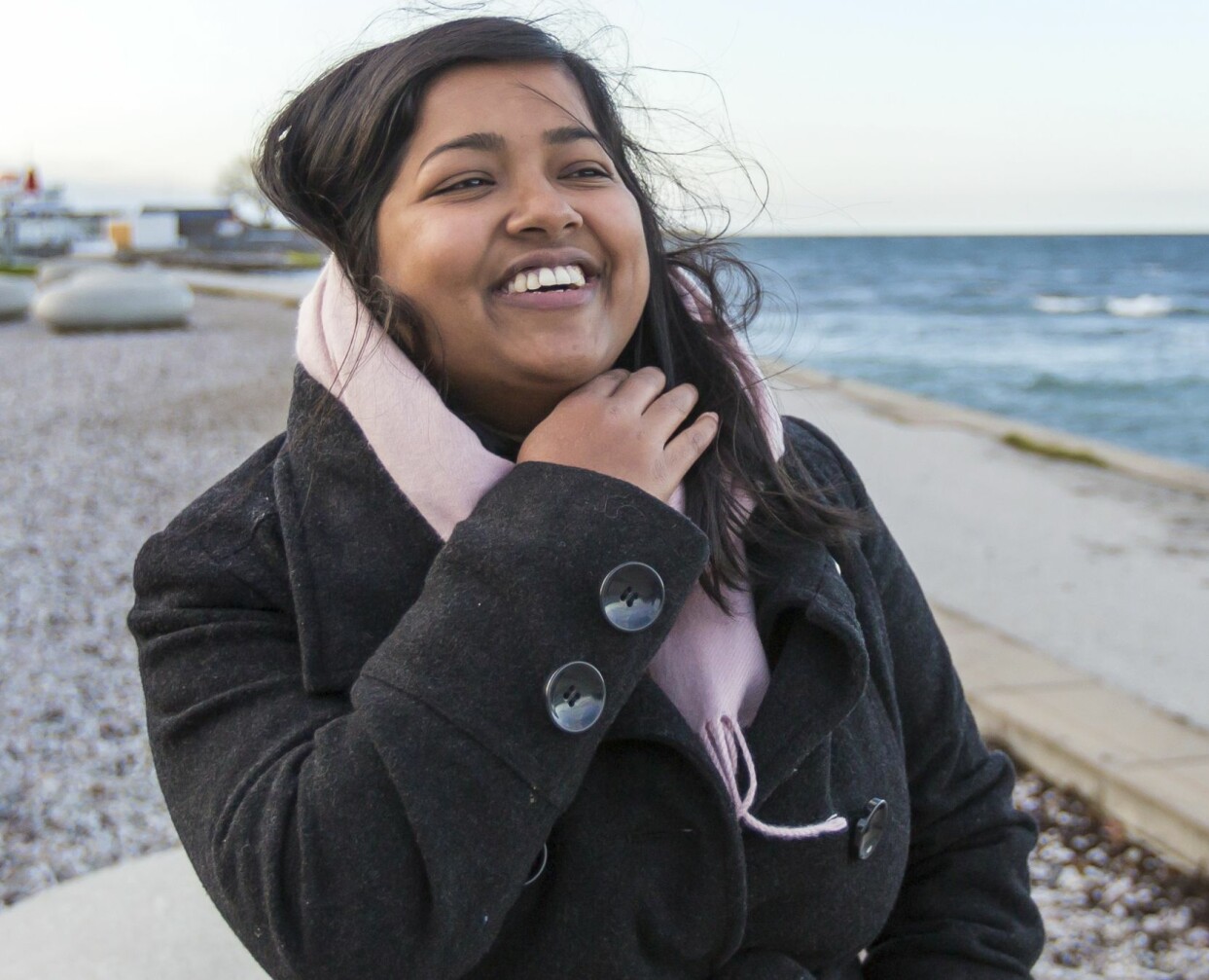 På Gotland känner Shamima sig trygg. Foto: Malin Winblad Porträtt av aktivisten och feministen Shamima på en strand på Gotland.