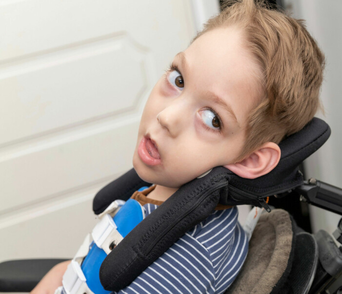 David kan inte gå, sitta eller äta själv och har svårt att svälja och familjen vet inte hur mycket han ser eller förstår. Porträtt av David som föddes med svåra hjärnskador.