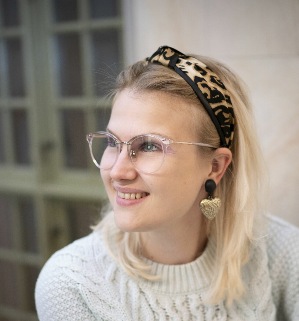 – Jag har ju drömt om att få gå på catwalken och bli modell i hela mitt liv. Och nu har den drömmen gått i uppfyllelse. Men inte bara för mig. Catwalken betyder jättemycket för oss som har funktionsvariationer och sjukdomar, säger Emma. Foto: Jennifer Glans Porträtt av Emma Örtlund som berättar om drömmen som gick i uppfyllelse på catwalken i New York.