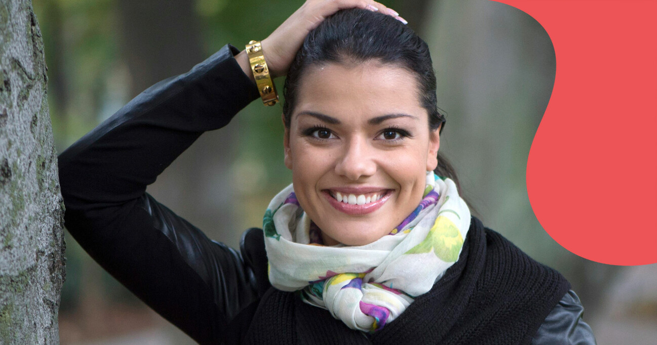 Porträtt av en leende Carin da Silva som just nu är aktuell i tv-programmet Bäst i test på SVT.
