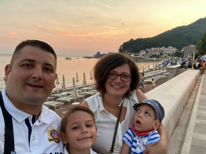 Pappa Milos och mamma Paula har ingen familj i Sverige så de reser gärna till Paulas föräldrar i Tjeckien med barnen. Porträtt av familjen på en strand i solnedgången.
