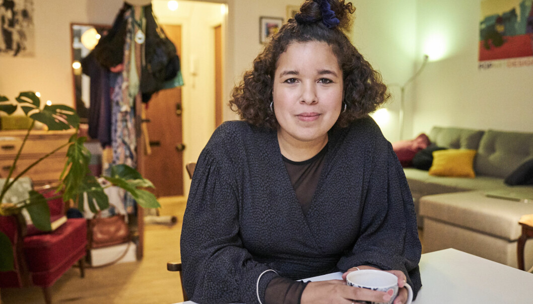 – Jag kan absolut tänka mig att åka till Kenya, men jag känner ingen stark längtan dit, säger Kirstine. Foto: Søren Jul Lamberth. Porträtt av sammanbiten Kirstine med en kaffekopp i handen.