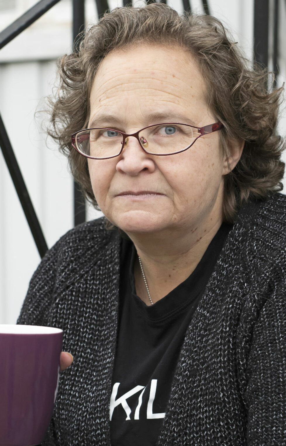 I rätten mötte Ylva fler kvinnor som råkat ut för mannen. Foto: Julia Sjöberg Porträtt av Ylva som dricker kaffe.