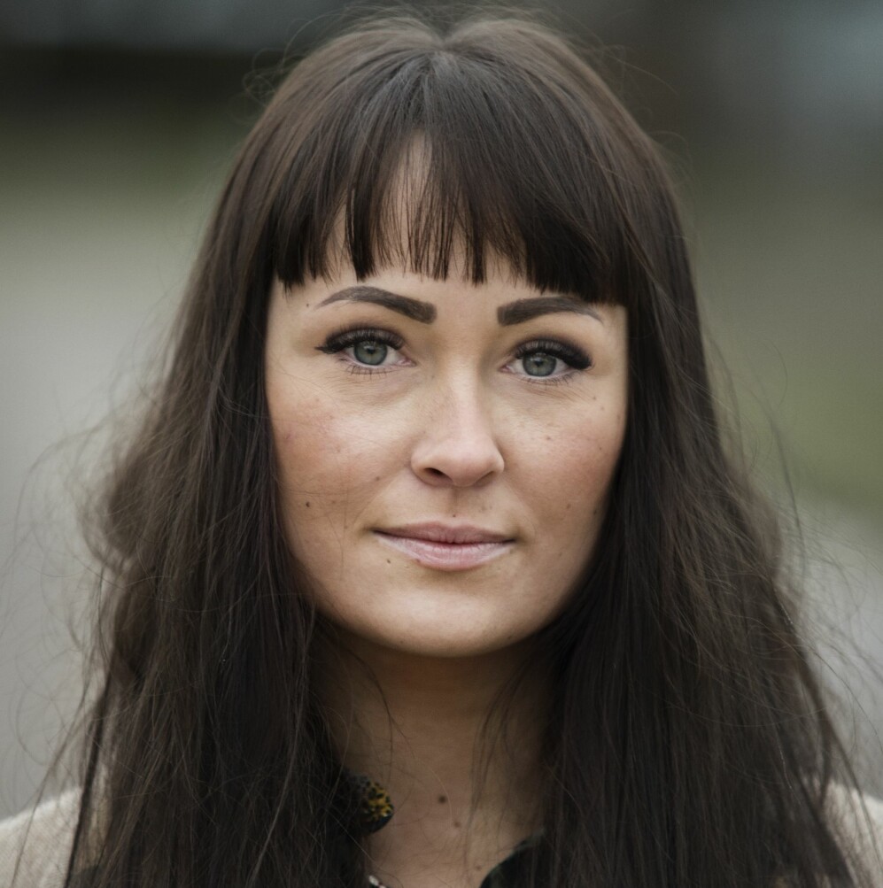 Genom terapin kom jag att se på mig själv med andra ögon, berättar Isabella. Porträtt på Isabella, allvarlig.